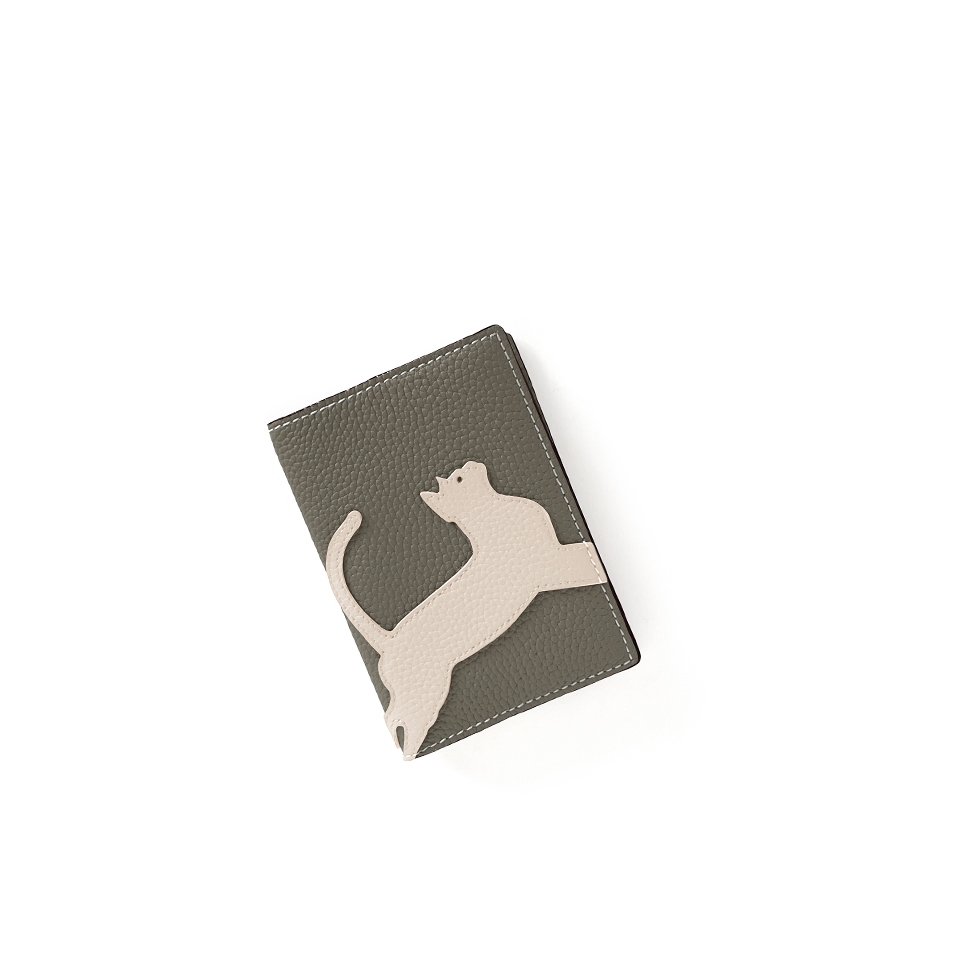 'En L'Air Voyage Chat' Nappa Leather passport Holder Elephant Grey