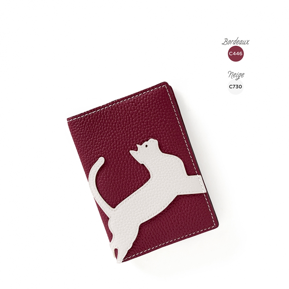 'En L'Air Voyage Chat' Étui de Passeport Cuir Nappa Bordeaux