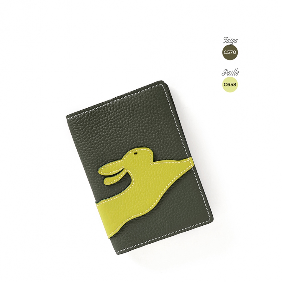 'En L'Air Voyage Lièvre' Nappa Leather Passport Holder Taiga