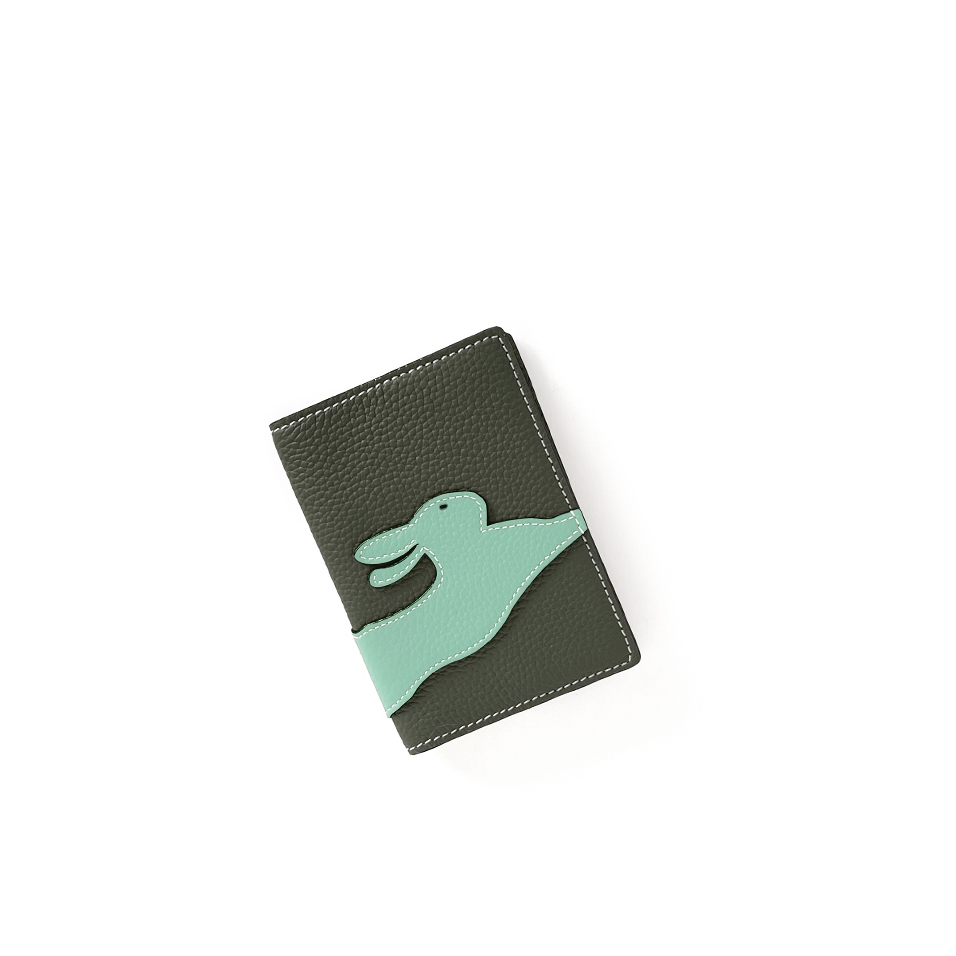 'En L'Air Voyage Lièvre' Nappa Leather Passport Holder Taiga