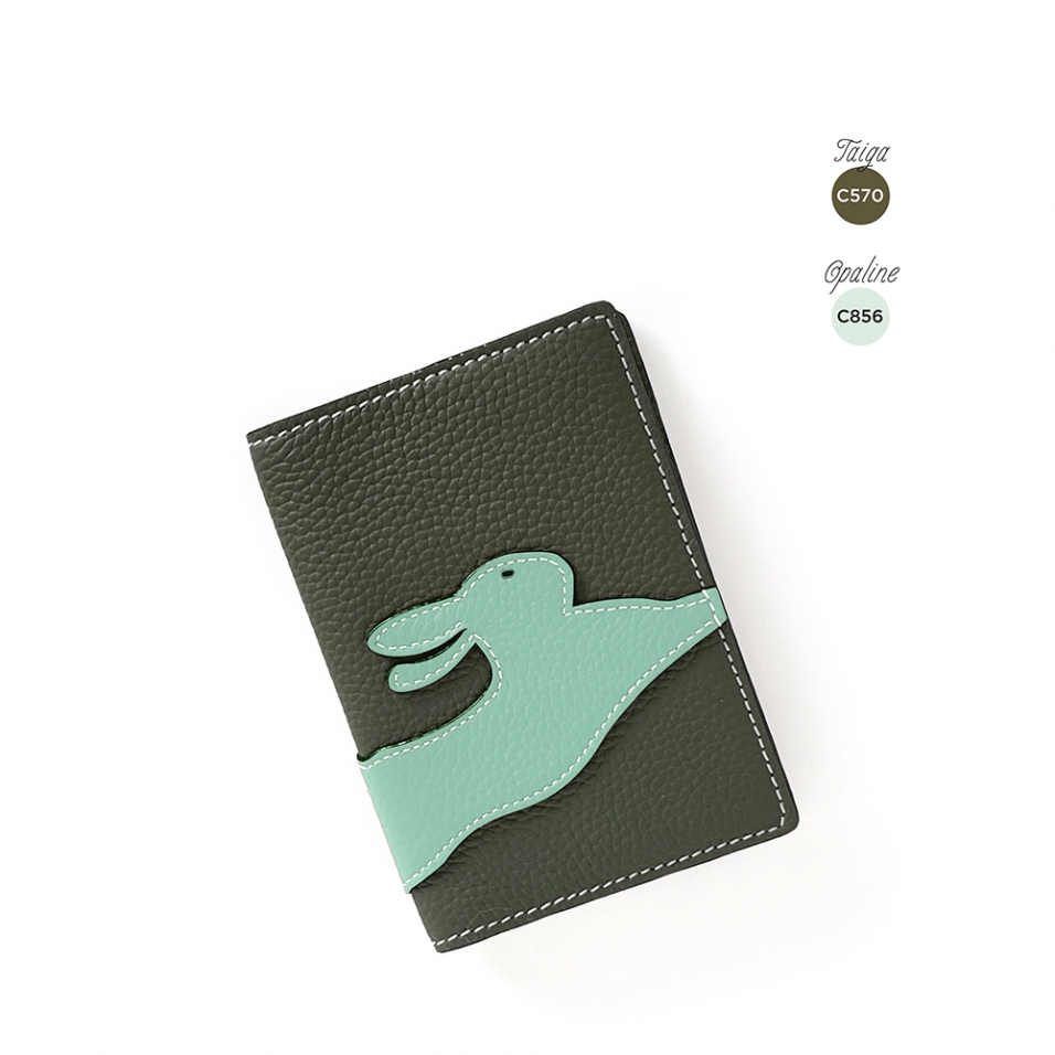 'En L'Air Voyage Lièvre' Nappa Leather Passport Holder Taiga