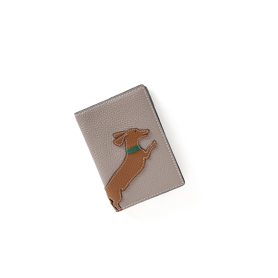 'En L'Air Voyage Téckel' Nappa Leather passport Holder Pearl Grey