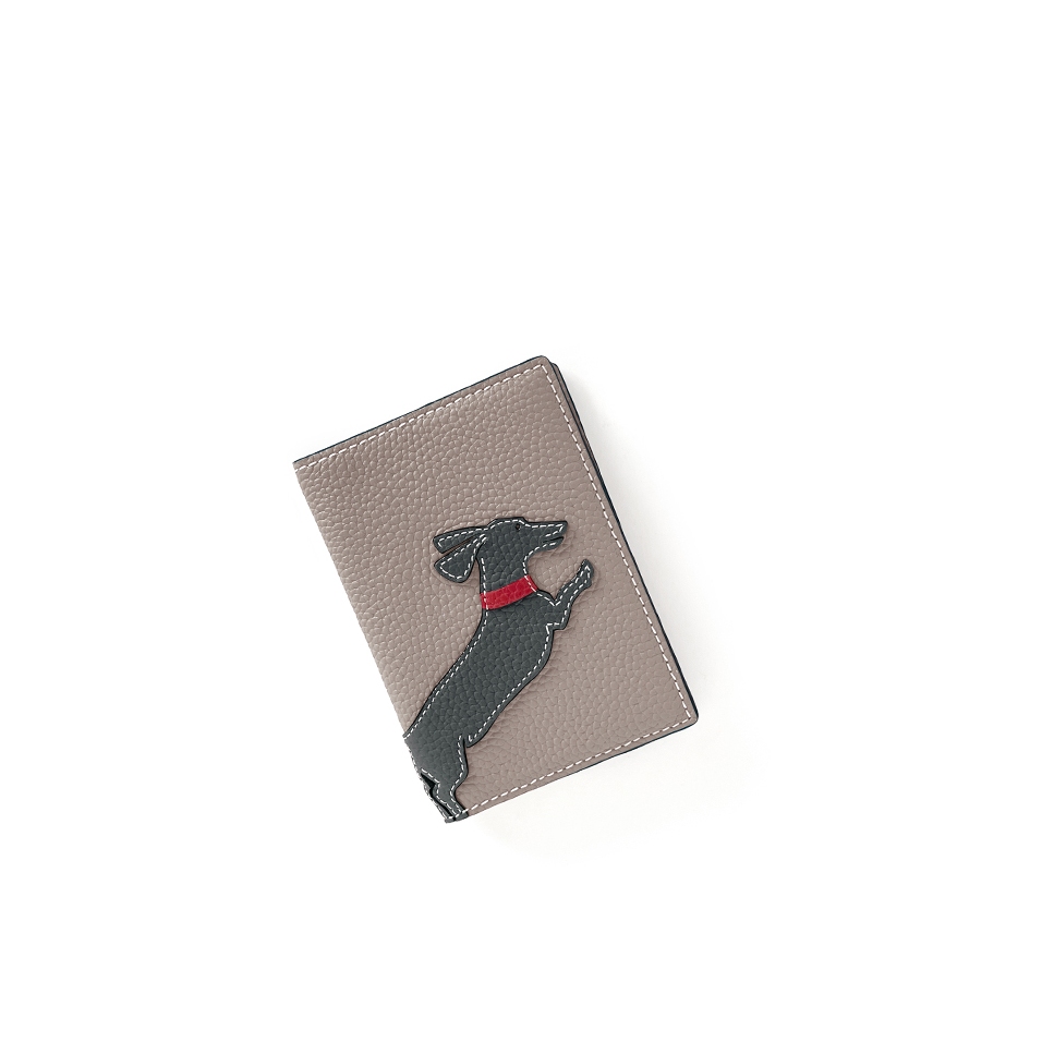 'En L'Air Voyage Téckel' Nappa Leather passport Holder Pearl Grey