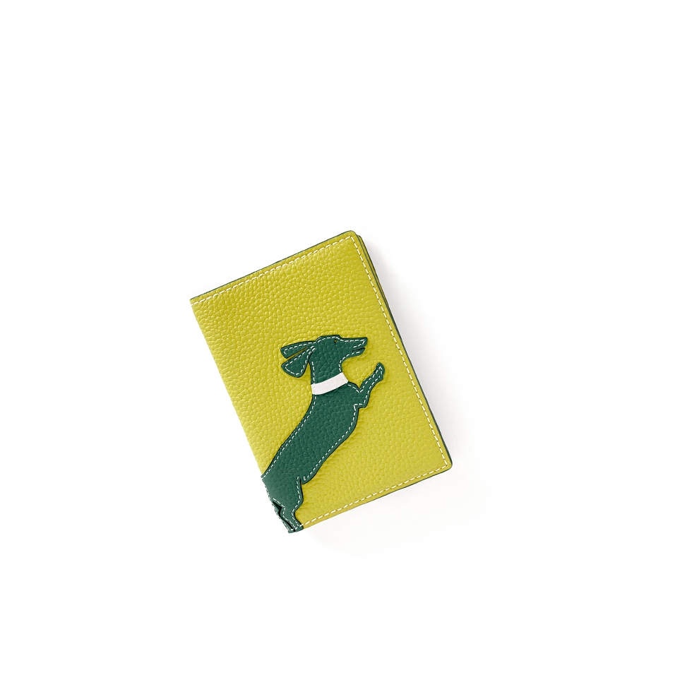 'En L'Air Voyage Téckel' Nappa Leather passport Holder Paille