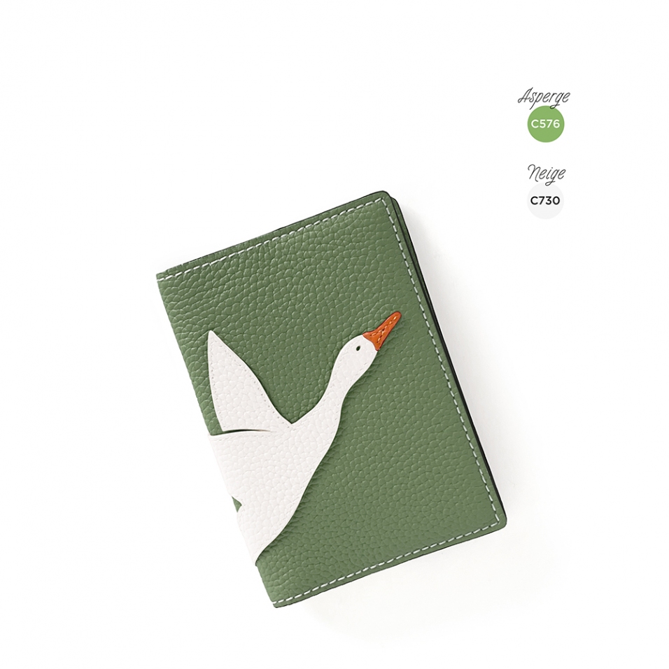 'En L'Air Voyage Oie' Nappa Leather passport Holder Asperge