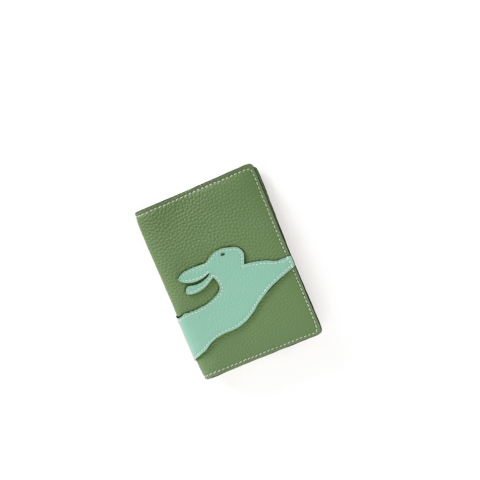 'En L'Air Voyage Lièvre' Nappa Leather Passport Holder Asperge