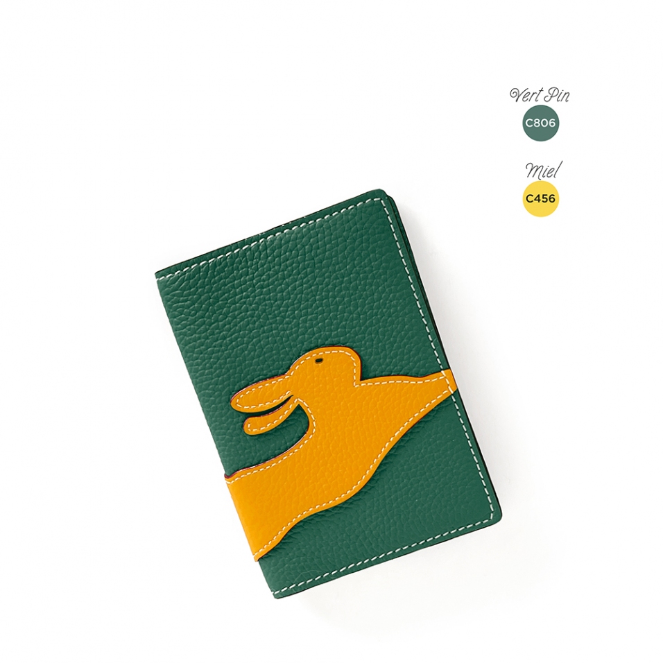 'En L'Air Voyage Lièvre' Nappa Leather Passport Holder Vert Pin