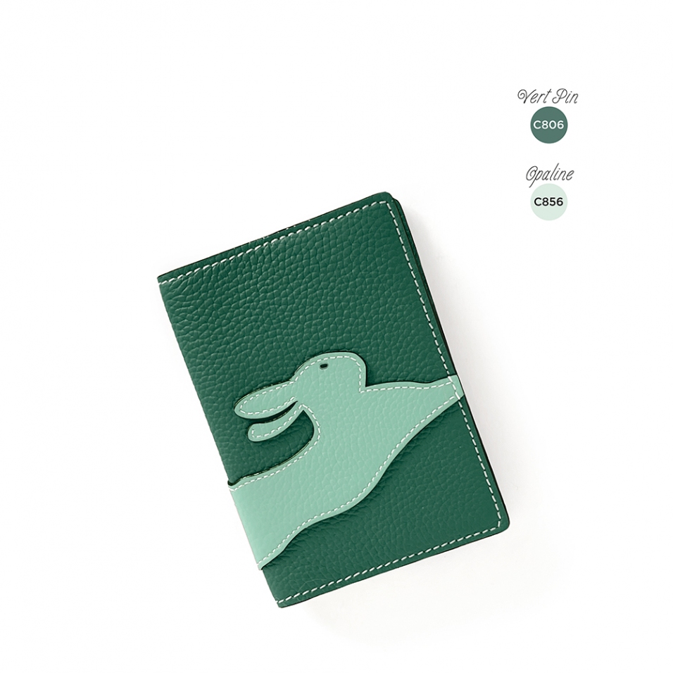 'En L'Air Voyage Lièvre' Nappa Leather Passport Holder Vert Pin