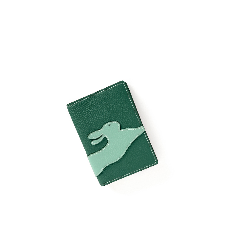'En L'Air Voyage Lièvre' Nappa Leather Passport Holder Vert Pin