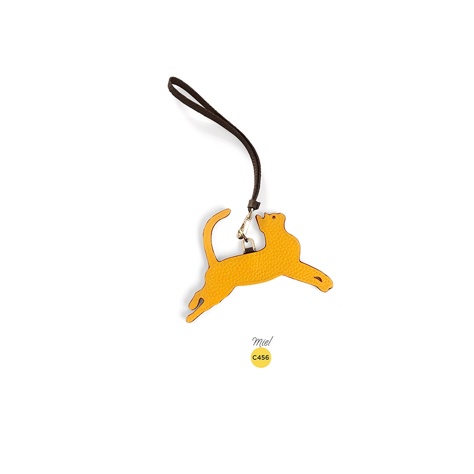 'En L'Air Clé Chat' Porte Clé et Charms en Cuir Nappa Miel & Or