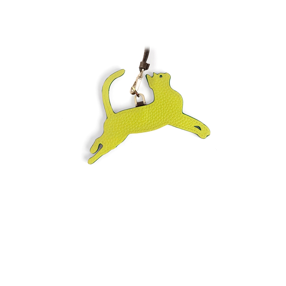'En L'Air Clé Chat' Porte Clé et Charms en Cuir Nappa Paille & Or